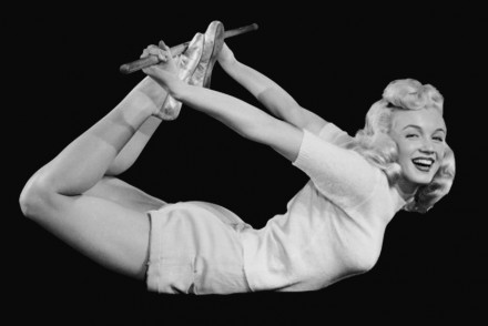 6-Vintage-Yoga-Photo-Marilyn-Monroe-circa-1940s
